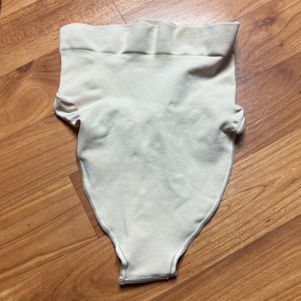 SKIMS SEAMLESS SCULPT MID WAIST THONG NWOT - SAND